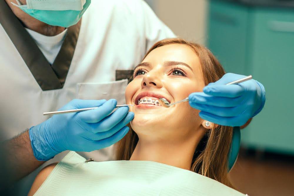 Bagues céramiques discrètes en orthodontie adulte à Neuilly-Plaisance